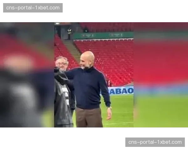 暖心时刻:比赛暂停,双方球员协助工作人员将闯入球场的小狗带离