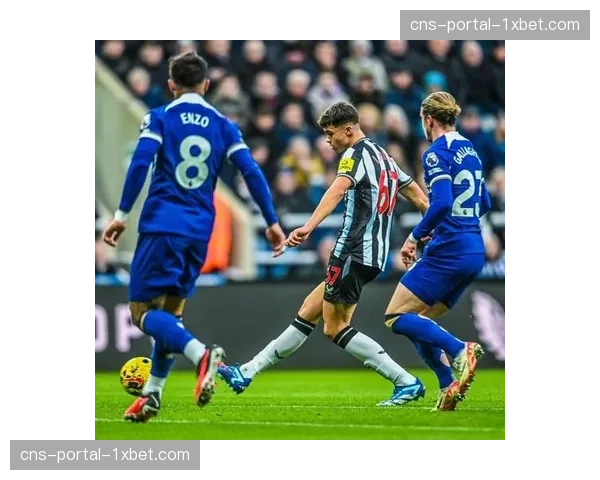 特写:斯特林错失单刀后跪地长叹,波切蒂诺场边掩面。